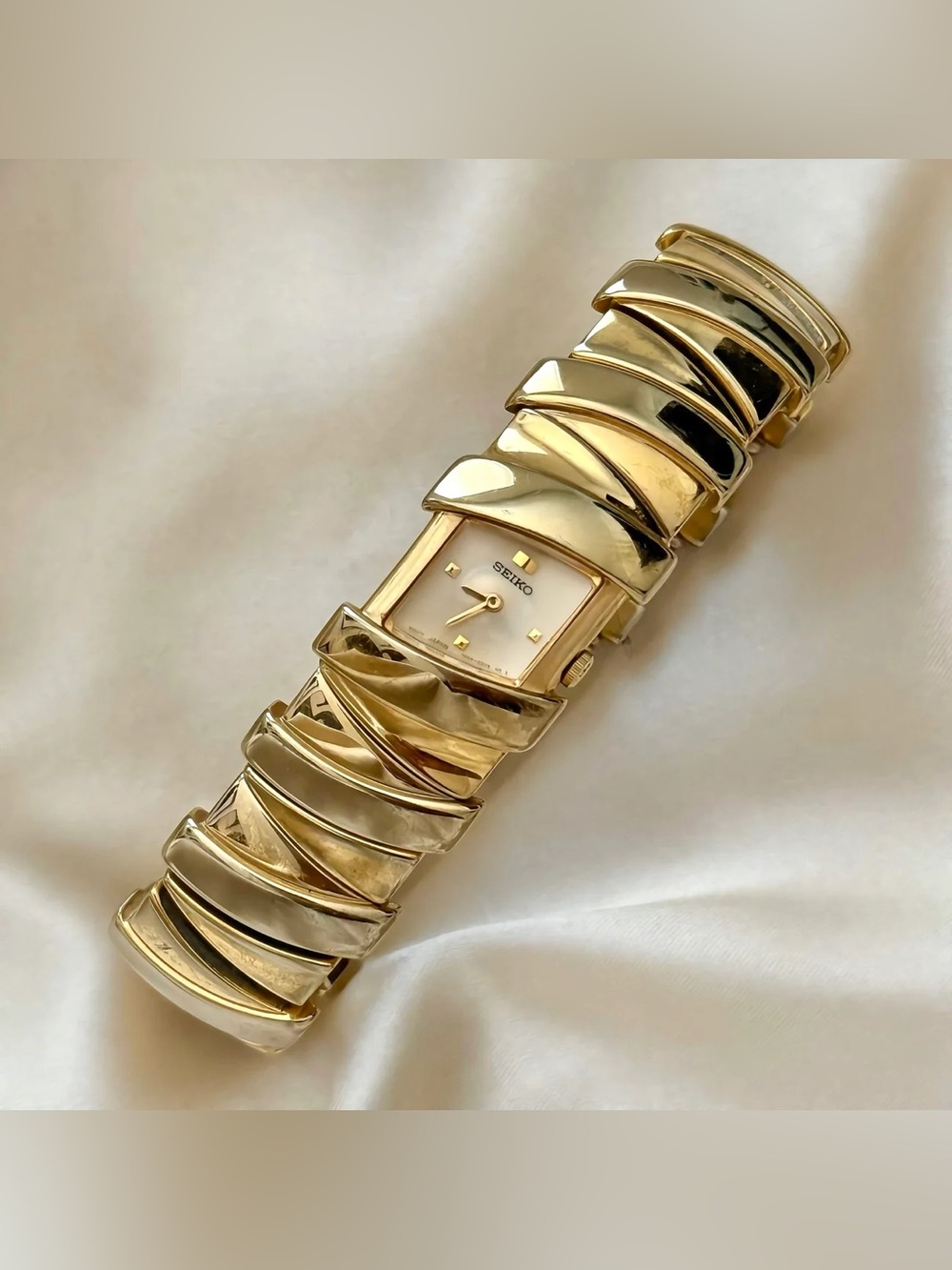 AUTHENTIC RARE VINTAGE SEIKO ASYMMETRICAL GOLD WATCH - Picture 2 of 9